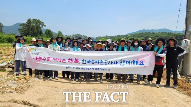 한국농어촌공사 ‘KRC 행복충전단’이 11일 전남 나주시 영용마을에서 봉사활동을 펼쳤다. / 한국농어촌공사