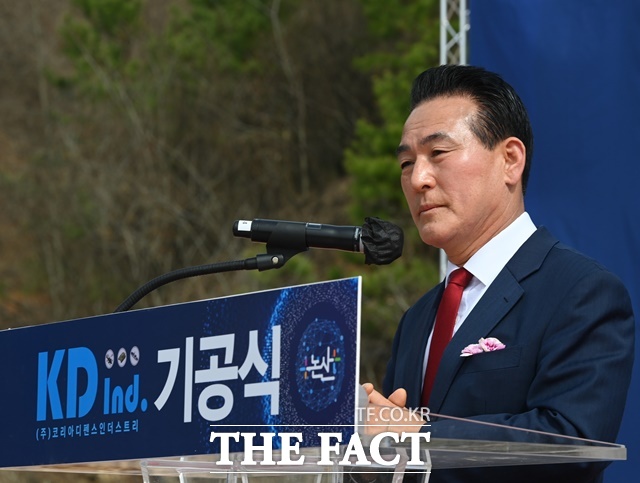 백성현 논산시장이 최근 굴지의 군수시업인 KDI 기공식에서 축사를 하고 있다. /논산시