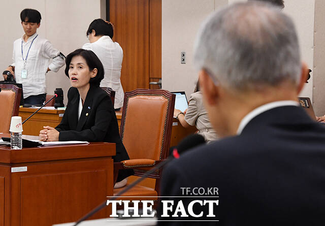 질의하는 박은정 조국혁신당 의원.