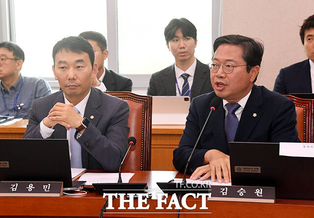 인사하는 김승원 더불어민주당 법사위 간사(오른쪽).