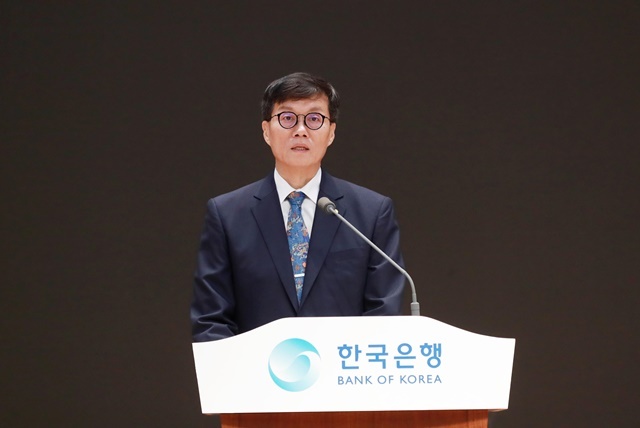 이창용 한국은행 총재가 12일 서울 중구 한국은행에서 열린 창립 제74주년 기념행사에 참석해 기념사를 하고 있다. /한국은행