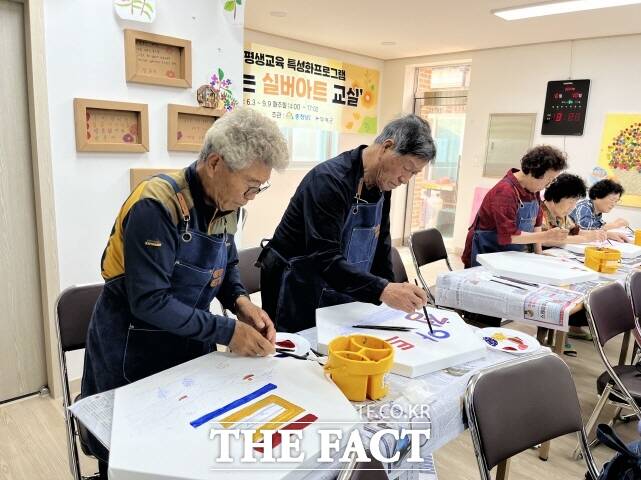 어르신들이 ‘찾아가는 실버아트 교실에 참가해 작업을 하고 있다. /부여군