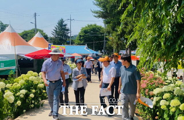 11일 강관식 공주시 부시장을 비롯해 관련 부서장 등 20여명이 현장을 찾아 막바지 축제 준비 상황을 점검하고 있다. /공주시