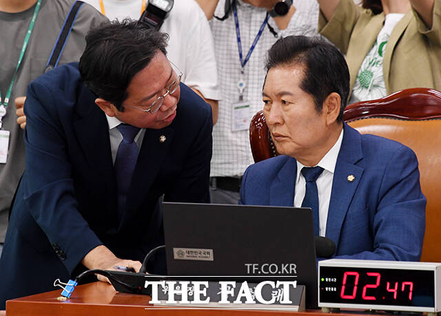 김승원 간사(왼쪽)와 대화하는 정청래 법사위원장.