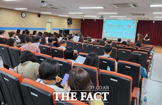 12일 서울 방화초등학교에서 열린 ‘학생맞춤통합지원 역량 강화 연수’에 초·중·고·특수학교 교감 선생님들이 참여하고 있다. /세종시교육청