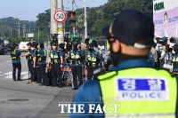  'BTS 진 전역' 안전사고 방지 경호 근무 서는 경찰들 [포토]