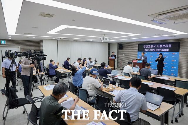 아산시 박태규 건설교통국장이 정기브리핑을 하고 있다. /아산시