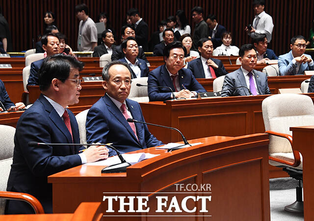 국민의힘이 연일 의원총회를 열어 출구 전략을 모색하고 있지만 뾰족한 대책을 마련하지 못하고 있다. 사진은 추 원내대표가 지난 12일 서울 여의도 국회에서 열린 의회정치 원상복구 의원총회에 참석해 생각에 잠긴 모습. /배정한 기자