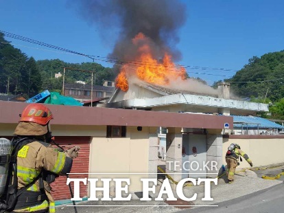 12일 오전 8시 58분쯤 안동시 안기동의 용역 사무실에서 불이 나 출동한 소방당국이 화재 진압을 하고 있다./경북소방본부