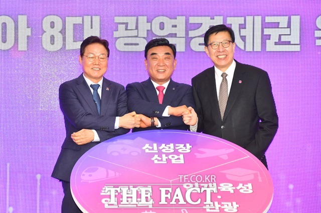 지난 3월 11일 울산시청에서 열린 제2회 부울경정책협의회에서 (왼쪽부터)박완수 경남도지사, 김두겸 울산시장, 박형준 부산시장이 기념촬영을 하고 있다. /부산시