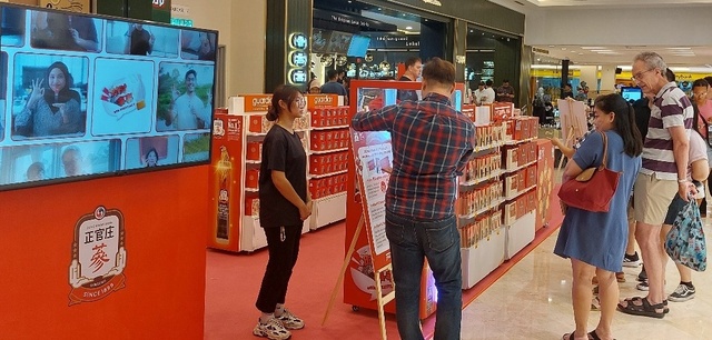 말레이시아 쿠알라룸푸르 쇼핑센터 수리아KLCC에서 KGC인삼공사가 진행한 정관장 단독 로드쇼를 방문한 현지 소비자들이 제품을 살펴보고 있다. /KGC인삼공