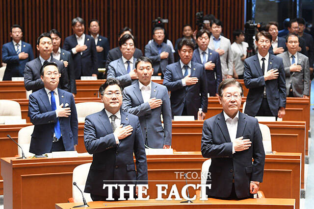 이재명 더불어민주당 대표를 비롯한 민주당 의원들이 지난 11일 오전 서울 여의도 국회에서 열린 의원총회에서 국기에 경례를 하고 있다. /남윤호 기자