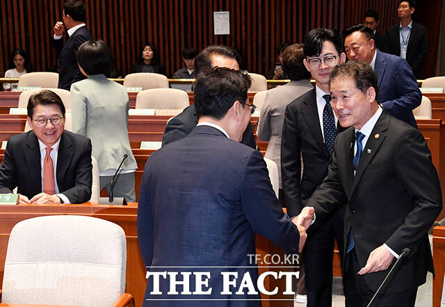 국민의힘 의원들과 인사하는 김영호 통일부 장관(오른쪽).