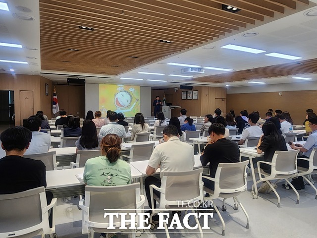 서천군이 13일 군청 대회의실에서 고충민원 담당자 역량강화 교육을 실시하고 있다. / 서천군