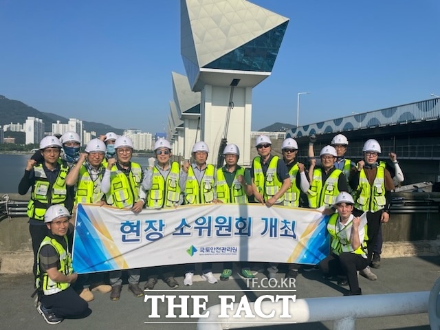 국토안전관리원은 낙동강하구둑에서 이사회 소위원회를 갖고 하구둑 시설물 진단 현장을 방문했다./국토안전관리원