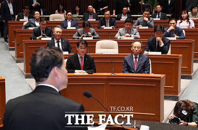 추경호 국민의힘 원내대표를 비롯한 국민의힘 의원들이 14일 오전 서울 여의도 국회에서 열린 의회정치 원상복구 의원총회에 참석해 김영호 통일부 장관의 오물 풍선 및 북한 관련 현안에 대한 업무보고를 듣고 있다. /국회=배정한 기자