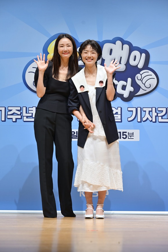 배우 최지우(왼쪽)와 코미디언 안영미가 슈퍼맨이 돌아왔다 MC로 활약한다. /KBS