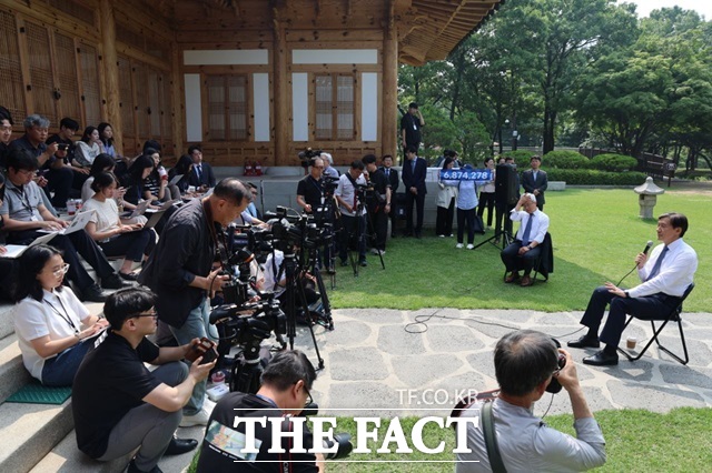 조국 조국혁신당 대표는 지난 11일 국회 사랑재에서 창당 100일 기념 기자간담회를 열었다. /조국혁신당 제공