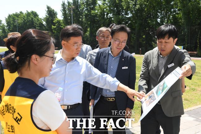 신상진(왼쪽 두번째) 성남시장이 지난 13일 성남혜은학교에서 현장 간담회를 열고 있다./성남시