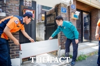  오병권 경기 행정1부지사, 우기철 앞두고 군포 반지하 주택 현장 점검