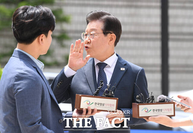 이재명 더불어민주당 대표가 14일 오후 서울 서초구 서울중앙지방법원에서 열린 대장동·성남FC 사건 공판에 출석하며 입장을 밝히는 도중 소리치는 시민들을 향해 조용히 하라는 손짓을 하고 있다. /이새롬 기자