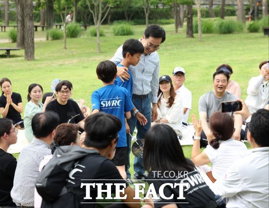 김동연 경기도지사가 15일 광교 호수공원 미루나무 잔디밭에서 시민들과 대화의 시간을 갖고 있다./경기