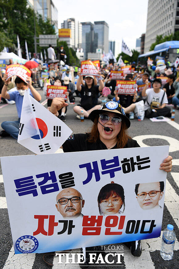 윤석열 대통령과 김건희 여사 향한 시민들의 규탄 구호.