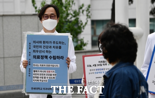 서울대 의대 교수들이 오는 17일 무기한 휴진을 예고한 가운데, 국회 보건복지위 소속 야당 의원들은 16일 서울대병원 비상대책위원회(비대위)·집행부를 만나 면담을 가졌다. /박헌우 기자