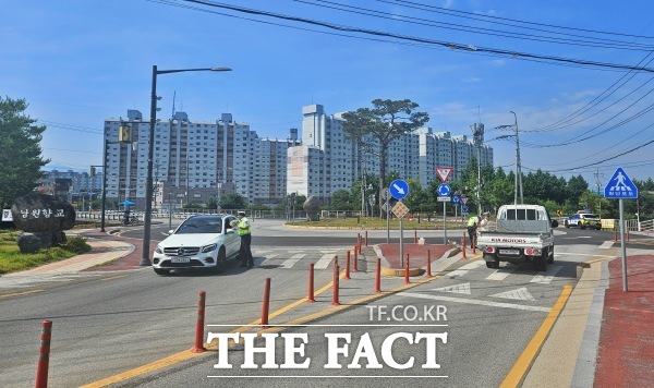 남원경찰서가 지난 14일 남원고등학교 앞 회전교차로에서 교통안전 캠페인을 진행했다. /남원경찰서