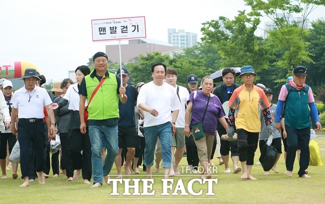 오산천 맨발 걷기대회 현장. /오산시