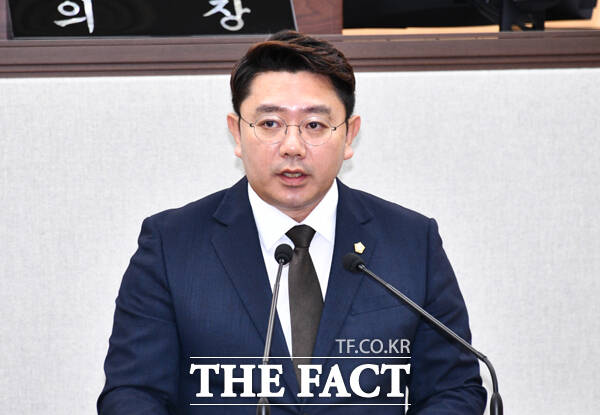 최정필 여수시 의회 의원이 ‘여수시 공동주택 조례 일부개정조례안’에 대한 제안 설명을 하고 있다./여수시의회