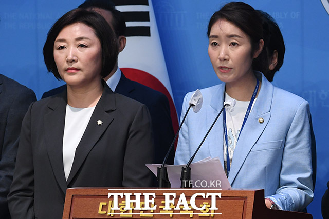 발언하는 국회 보건복지위원회 야당 간사 강선우 더불어민주당 의원(오른쪽).