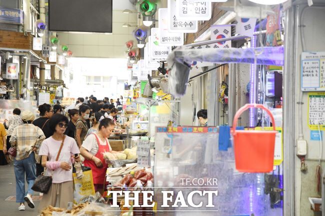 시민들로 북적이는 신천동 삼미시장에서 장 보는 시민들 모습/시흥시