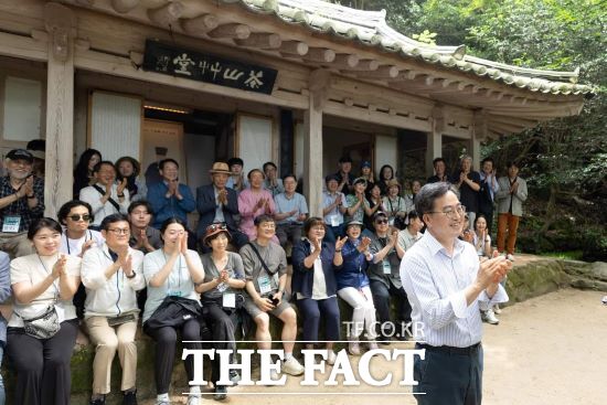 김동연 경기도지사는 지난 10일 경기도·경기문화재단 실학박물관 주최 2024 신(新) 경세유표 기회의경기 강진순례 사업의 주요 행사인 사색의 길 걷기에 참여했다./김동연 SNS