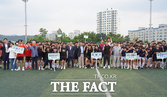 지난 15일 ‘제16회 청소년 우리진(珍)축구대회’ 에 참가한 선수들이 기념촬영을 하고 있다./울진군