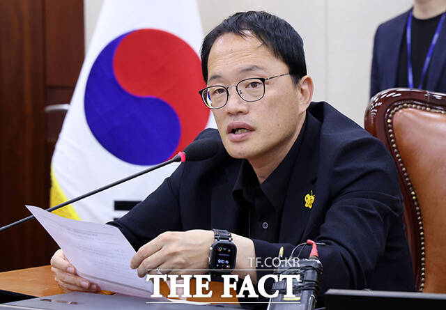 발언하는 박주민 복지위원장.