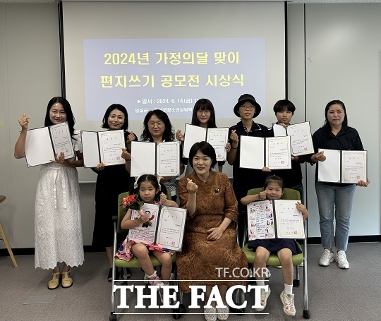 임실군이 가정의달 맞이 편지쓰기 공모 ‘소중한 사람에게 보내는 행복 봄양갱’ 시상식을 청소년문화의집에서 가졌다./임실군