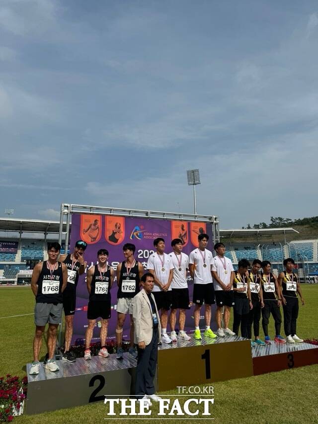 서천군청 육상팀이 제53회 전국종별육상경기선수권대회에서 수상하고 있다.(사진 왼쪽 서천군청 육상팀) / 서천군