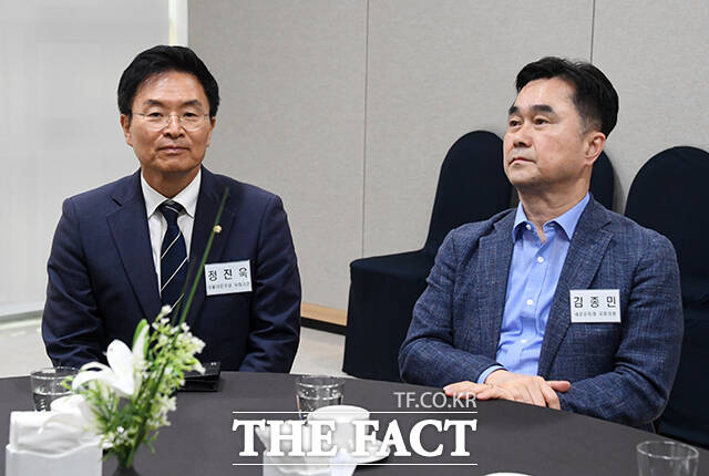 언론인 출신 제22대 국회의원 간담회에 참석한 정진욱 더불어민주당 의원(왼쪽)과 김종민 새로운미래 의원.