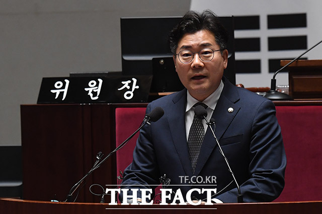 박찬대 더불어민주당 원내대표는 19일 추경호 국민의힘 원내대표가 제안한 법사·운영위원장을 1년씩 맡자는 제안에 1년간 윤석열 대통령과 여당 변화하면 긍정적 검토가 가능하다고 말했다. /남윤호 기자