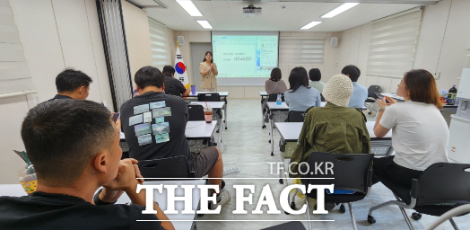 지난 18일 울진군이 ‘청년 창업 아카데미(SNS마케팅)’ 교육을 진행하는 모습./울진군