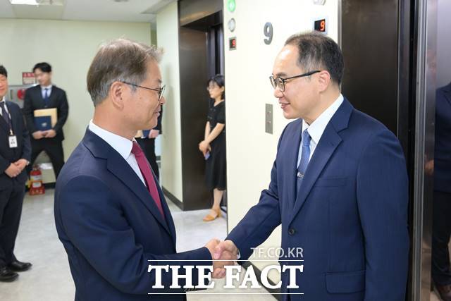 이원석 검찰총장이 19일 이정식 고용노동부 장관을 만나 악수하고 있다./대검찰청