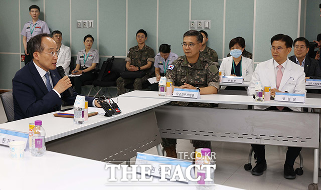 추경호 국민의힘 원내대표가 하범만 국군의무사령관, 석웅 국군수도병원장(왼쪽부터) 등 관계자들과 간담회를 갖고 있다. /성남=국회사진취재단