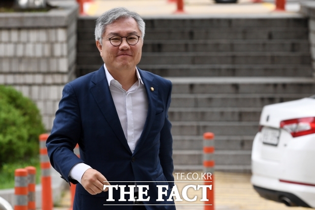 난 21대 총선 국면 당시 조국 조국혁신당 대표 아들이 실제 인턴을 했다라는 취지의 발언을 한 혐의로 재판에 넘겨진 최강욱 전 더불어민주당 의원이 1심에 이어 항소심에서도 벌금 80만 원이 선고됐다. /남용희 기자