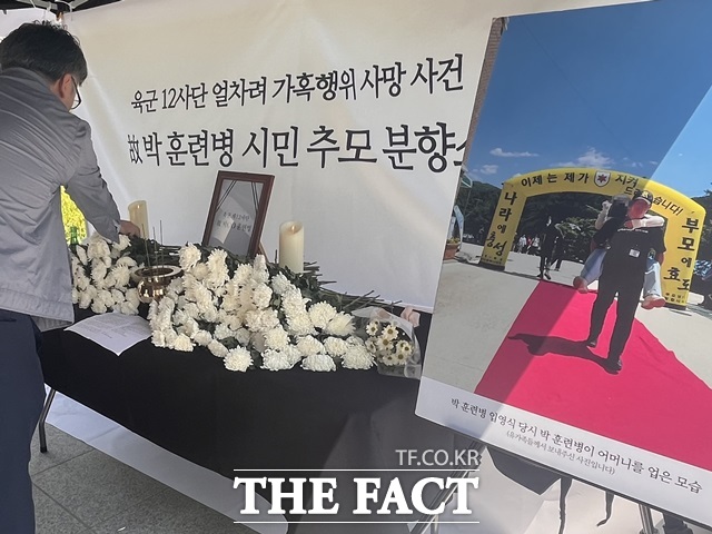 19일 오후 군인권센터가 유가족과 협의해 마련한 얼차려 사망 훈련병 시민 추모 분향소에서 한 시민이 국화를 놓고 있다. 33도의 무더위에도 시민들의 발길이 끊이지 않았다. /황지향 기자