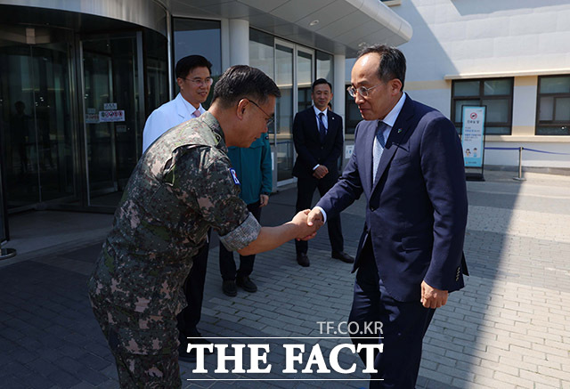 국군수도병원을 찾은 추경호 국민의힘 원내대표(오른쪽)가 하범만 국군의무사령관과 악수하고 있다.