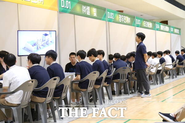 동아마이스터고등학교가 19일 학교 누리관에서 산업수요 맞춤형 기업 취업을 위한 2024학년도 채용박람회를 개최한 가운데 학생들이 각 기업 부스를 찾아 채용정보를 확인하고 있다. / 정예준 기자