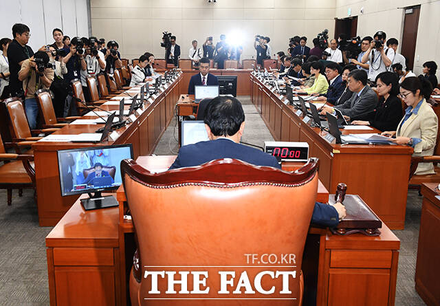 야당 위원들만 참석한 가운데 회의 주재하는 박주민 복지위원장.
