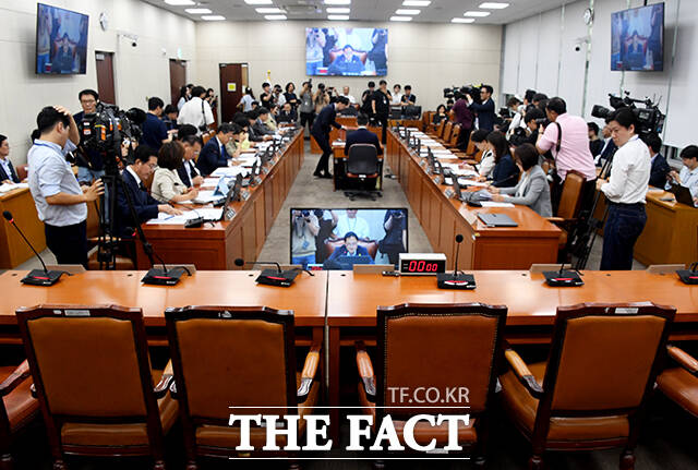 국회 보건복지위원회 전체회의가 19일 오전 서울 여의도 국회에서 열린 가운데 보건복지부 관계자들의 좌석이 비어있다. /배정한 기자