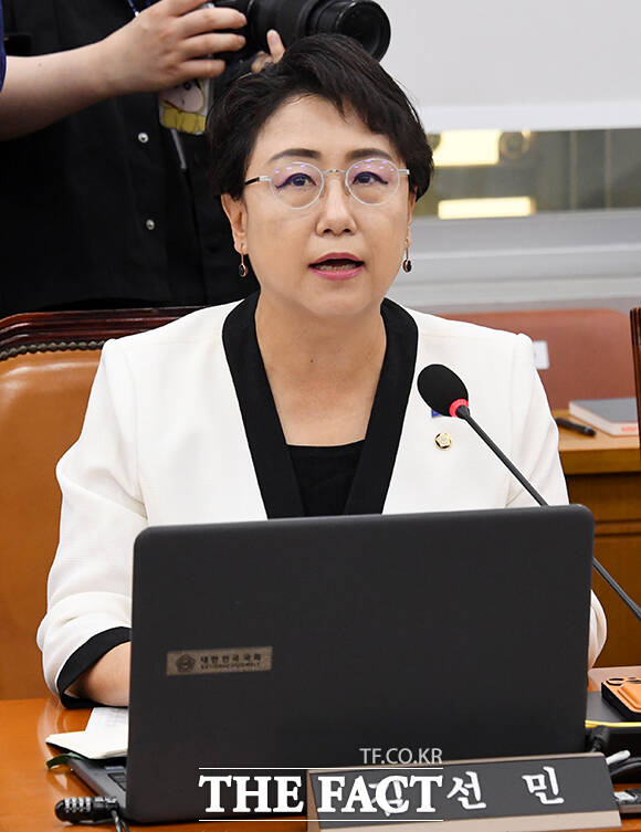 발언하는 김선민 조국혁신당 의원.